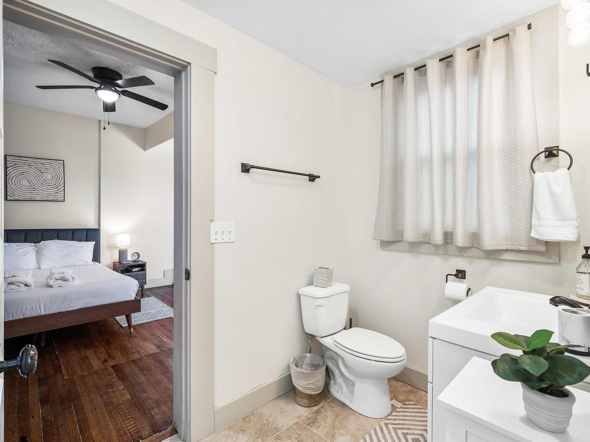 Carriage Manor - Sun Soaked 1br - Close To Ccf