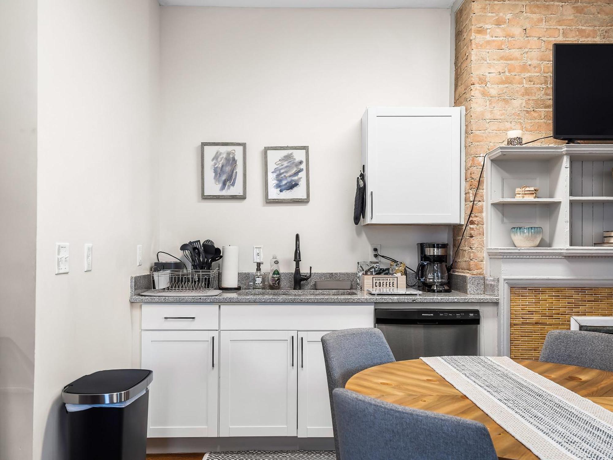 Apartment Carriage Manor - Sun Soaked 1br - Close To Ccf *