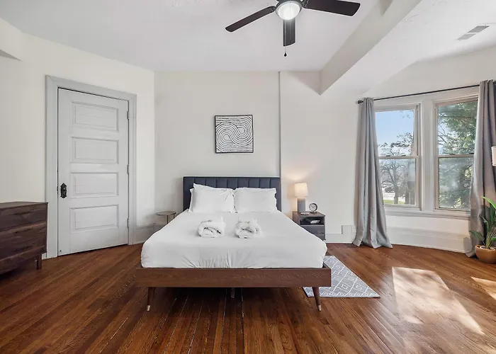 Carriage Manor - Sun Soaked 1Br - Close To Ccf