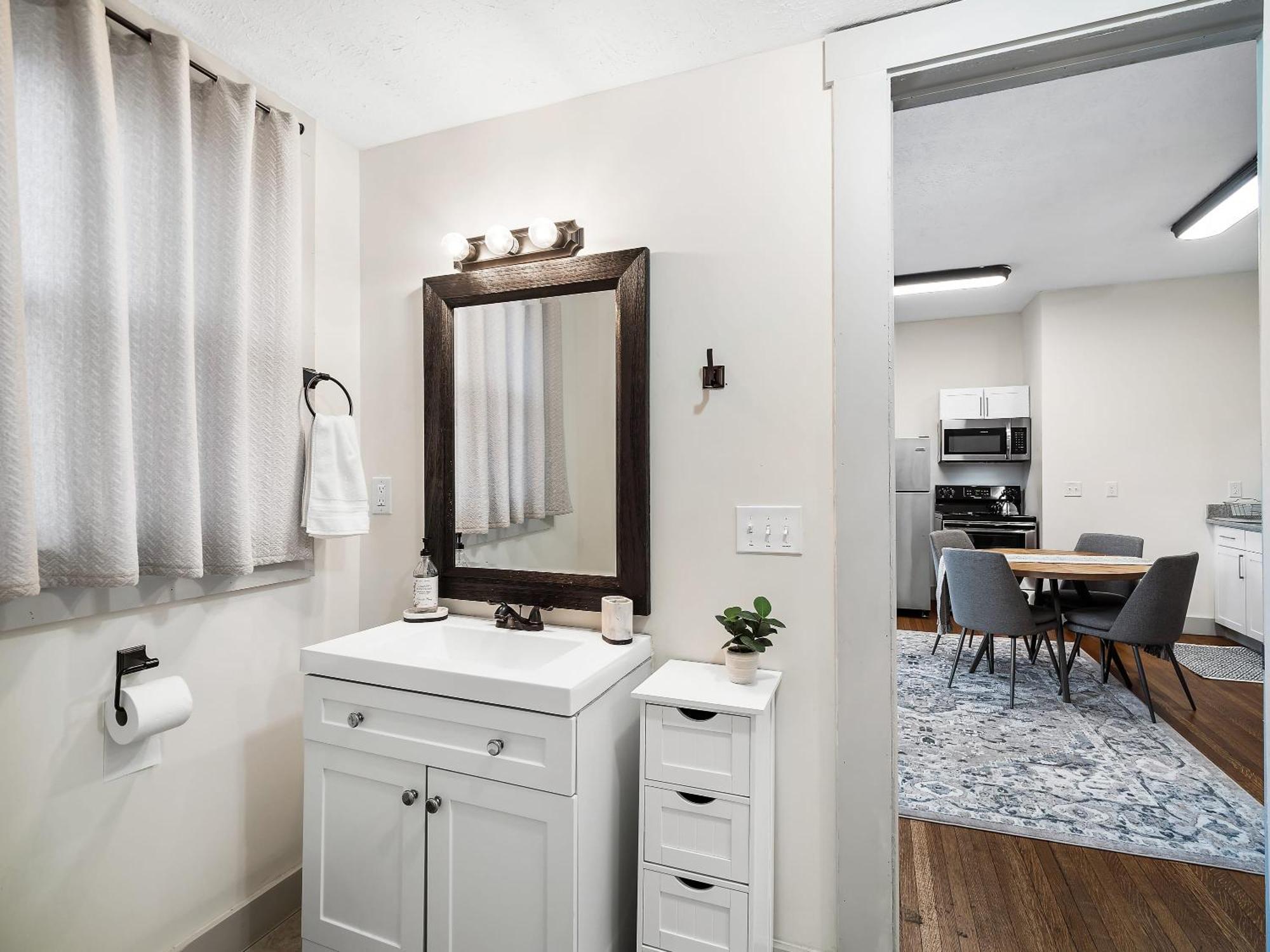 Carriage Manor - Sun Soaked 1br - Close To Ccf