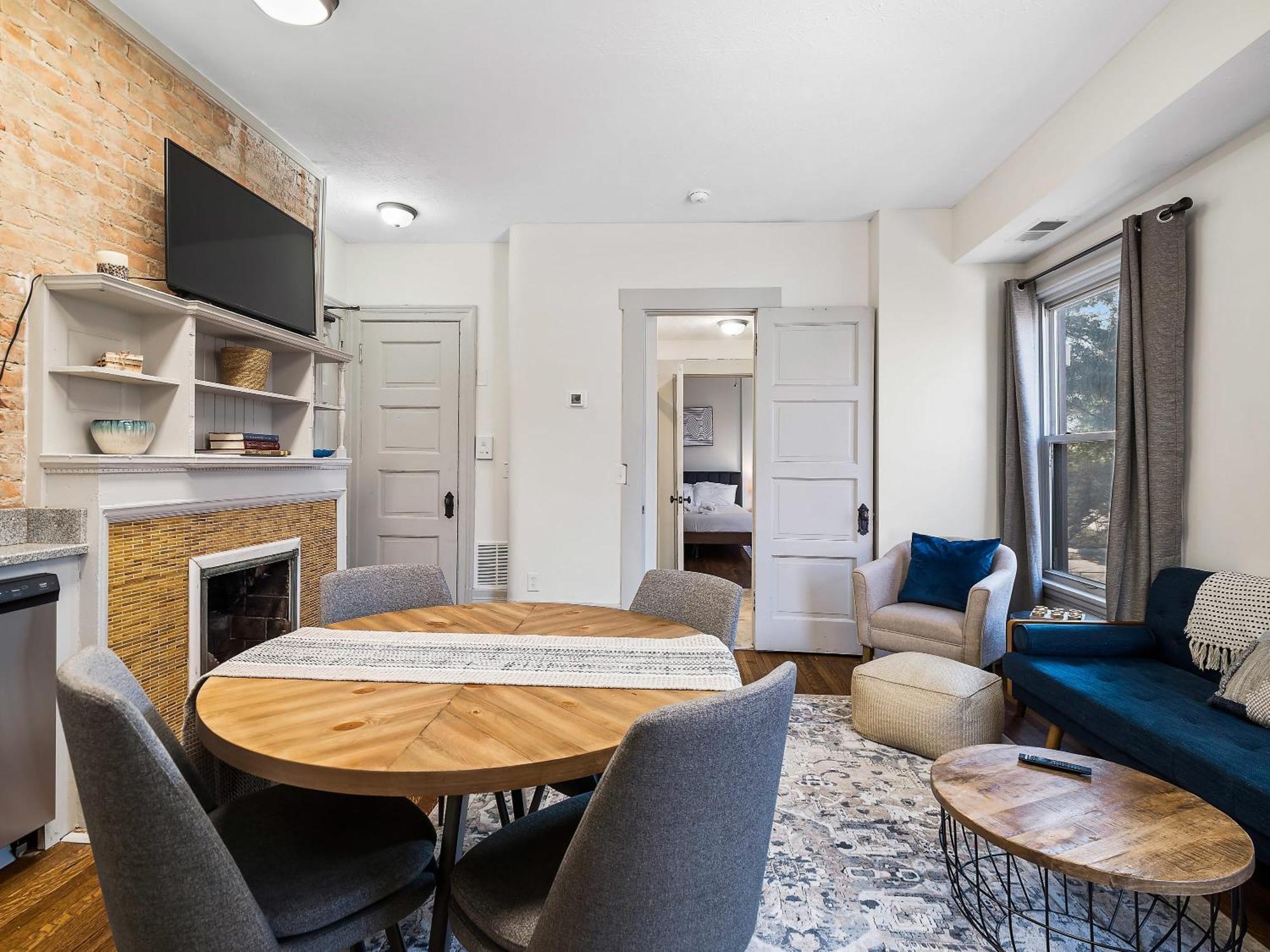 Apartment Carriage Manor - Sun Soaked 1br - Close To Ccf *